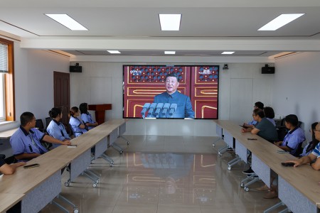 星空体育组织党员职工共观阅兵式 铭记历史汲取奋进力量